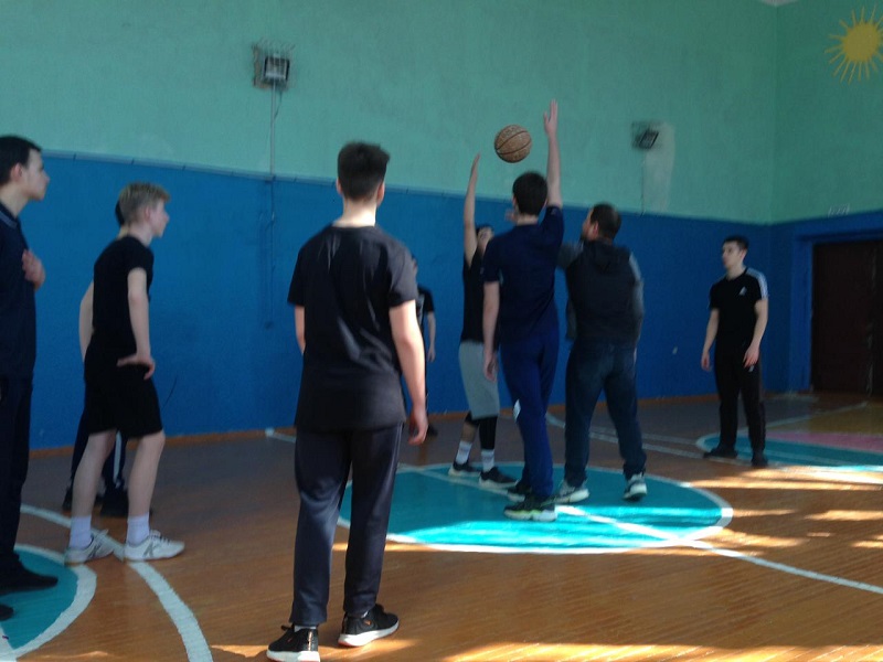 Обучающиеся играют в баскетбол